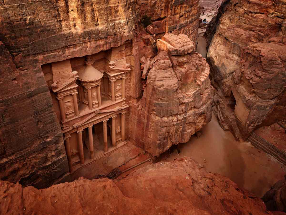 Treasury Al-Khazneh, stone rock historic sight in Petra. Travel Jordan Индивидуальная экскурсия в Петру с гидом Muhammad Yaseen